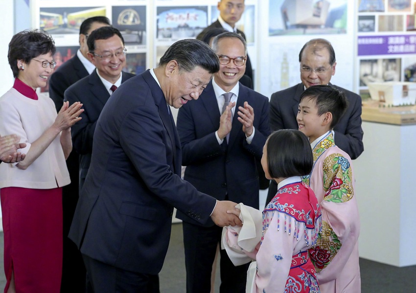 6月29日下午，國家主席習近平在香港西九文化區(qū)出席《興建香港故宮文化博物館合作協(xié)議》簽署儀式。這是習近平同現(xiàn)場演唱粵劇選段的兩名兒童親切交談。新華社記者 丁林 攝