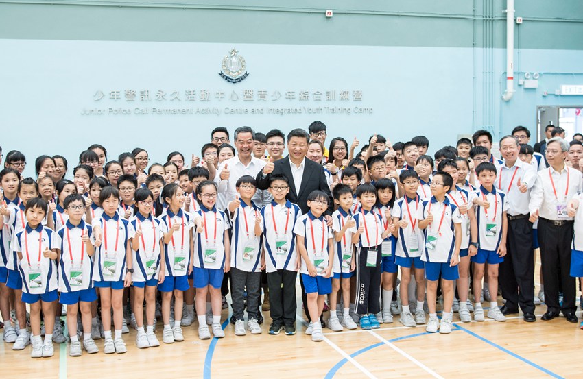 6月30日上午，國(guó)家主席習(xí)近平來(lái)到香港少年警訊永久活動(dòng)中心暨青少年綜合訓(xùn)練營(yíng)考察，看望正在訓(xùn)練的香港青少年。這是習(xí)近平同少年警訊成員合影。新華社記者 李濤 攝
