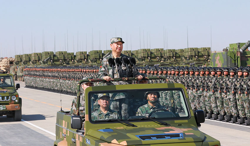 7月30日上午，慶祝中國人民解放軍建軍90周年閱兵在朱日和聯(lián)合訓練基地隆重舉行。中共中央總書記、國家主席、中央軍委主席習近平檢閱部隊並發(fā)表重要講話。這是習近平乘車檢閱部隊。新華社記者 李剛 攝