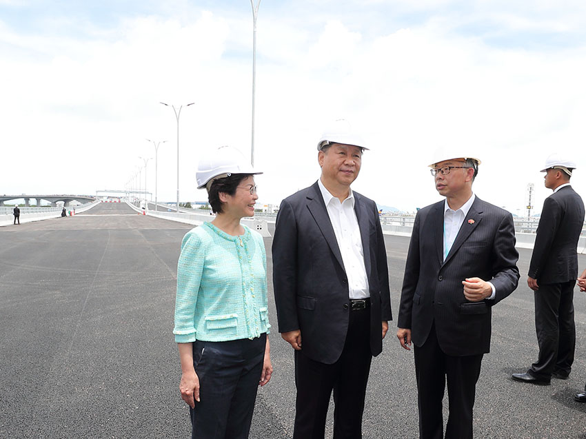 7月1日上午，國家主席習(xí)近平在香港特別行政區(qū)行政長官林鄭月娥陪同下，考察港珠澳大橋香港段建設(shè)工地和香港國際機(jī)場第三跑道建設(shè)情況。這是習(xí)近平來到港珠澳大橋香港段建設(shè)工地，聽取建設(shè)情況介紹，仔細(xì)詢問工程規(guī)劃、施工進(jìn)度和質(zhì)量安全等情況。 新華社記者 王曄 攝