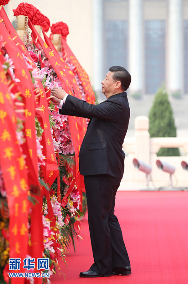 9月30日上午，黨和國家領(lǐng)導(dǎo)人習(xí)近平、李克強(qiáng)、張德江、俞正聲、劉雲(yún)山、王岐山、張高麗等來到北京天安門廣場，出席烈士紀(jì)念日向人民英雄敬獻(xiàn)花籃儀式。這是習(xí)近平整理花籃上的緞帶。新華社記者 姚大偉 攝