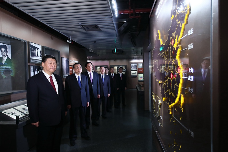 10月31日，中共中央總書記、國家主席、中央軍委主席習(xí)近平帶領(lǐng)中共中央政治局常委李克強(qiáng)、栗戰(zhàn)書、汪洋、王滬寧、趙樂際、韓正，瞻仰上海中共一大會(huì)址和浙江嘉興南湖紅船。這是31日上午，習(xí)近平等在上海中共一大會(huì)址紀(jì)念館參觀。新華社記者 蘭紅光 攝
