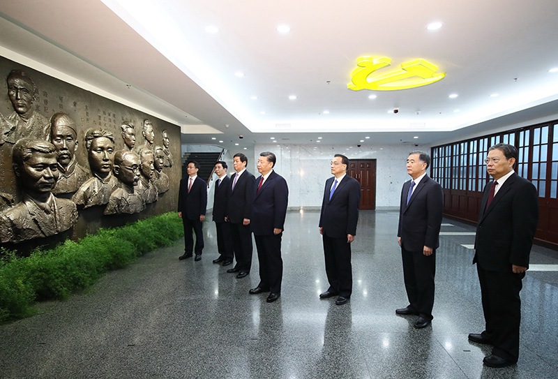 10月31日上午，黨的十九大閉幕僅一周，習(xí)近平和李克強(qiáng)、栗戰(zhàn)書、汪洋、王滬寧、趙樂際、韓正，從北京乘專機(jī)來到上海，到興業(yè)路76號(hào)集體瞻仰中共一大會(huì)址。新華社記者 蘭紅光 攝