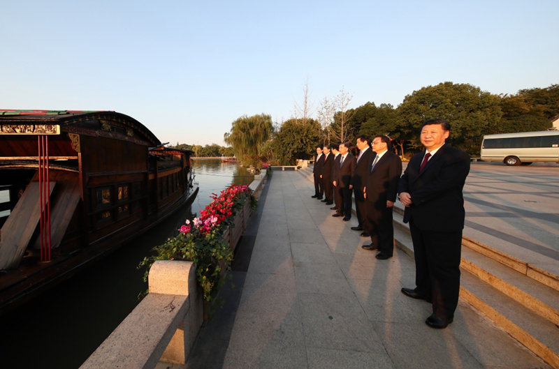 10月31日，中共中央總書記、國家主席、中央軍委主席習近平帶領中共中央政治局常委李克強、栗戰(zhàn)書、汪洋、王滬寧、趙樂際、韓正，瞻仰上海中共一大會址和浙江嘉興南湖紅船。這是習近平等在浙江嘉興南湖邊瞻仰紅船。新華社記者 蘭紅光 攝