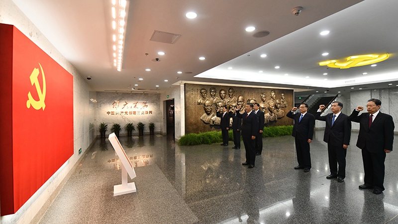 10月31日，中共中央總書記、國家主席、中央軍委主席習近平帶領(lǐng)中共中央政治局常委李克強、栗戰(zhàn)書、汪洋、王滬寧、趙樂際、韓正，瞻仰上海中共一大會址和浙江嘉興南湖紅船。這是31日上午，在上海中共一大會址紀念館，習近平帶領(lǐng)其他中共中央政治局常委同志一起重溫入黨誓詞。新華社記者 李濤 攝