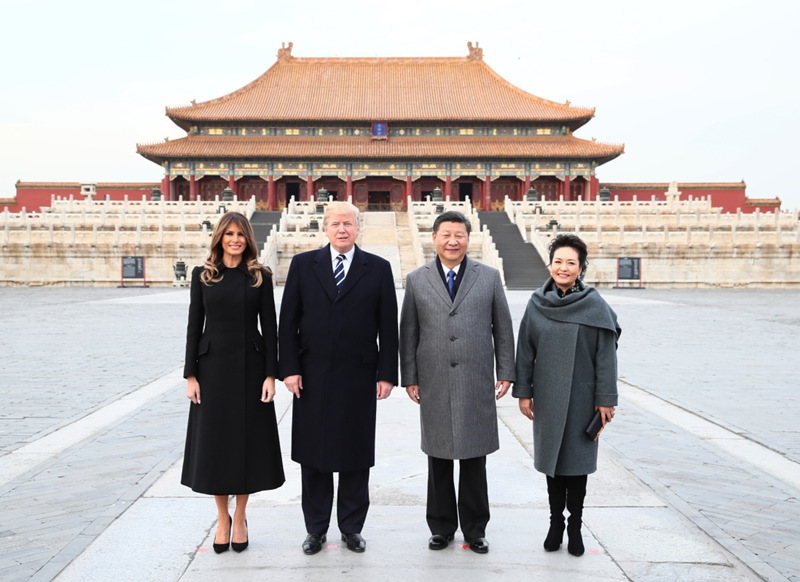 11月8日，國(guó)家主席習(xí)近平和夫人彭麗媛陪同來(lái)華進(jìn)行國(guó)事訪(fǎng)問(wèn)的美國(guó)總統(tǒng)特朗普和夫人梅拉尼婭參觀(guān)故宮博物院。這是兩國(guó)元首夫婦在太和殿廣場(chǎng)合影。新華社記者蘭紅光攝