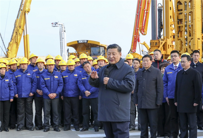 12月12日至13日，中共中央總書記、國家主席、中央軍委主席習(xí)近平在江蘇徐州市考察。這是12日下午，習(xí)近平在徐工集團(tuán)重型機(jī)械有限公司親切看望勞動模范、技術(shù)能手等職工代表，鼓勵他們在為實現(xiàn)中國夢的奮斗中爭取人人出彩。新華社記者 謝環(huán)馳 攝