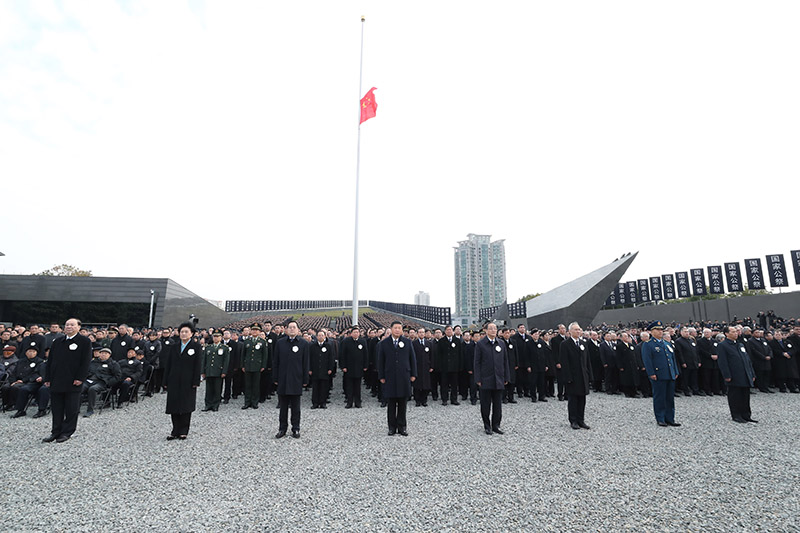 12月13日上午，中共中央、全國人大常委會、國務(wù)院、全國政協(xié)、中央軍委在南京隆重舉行南京大屠殺死難者國家公祭儀式。習(xí)近平、俞正聲等黨和國家領(lǐng)導(dǎo)人出席儀式。新華社記者 謝環(huán)馳 攝