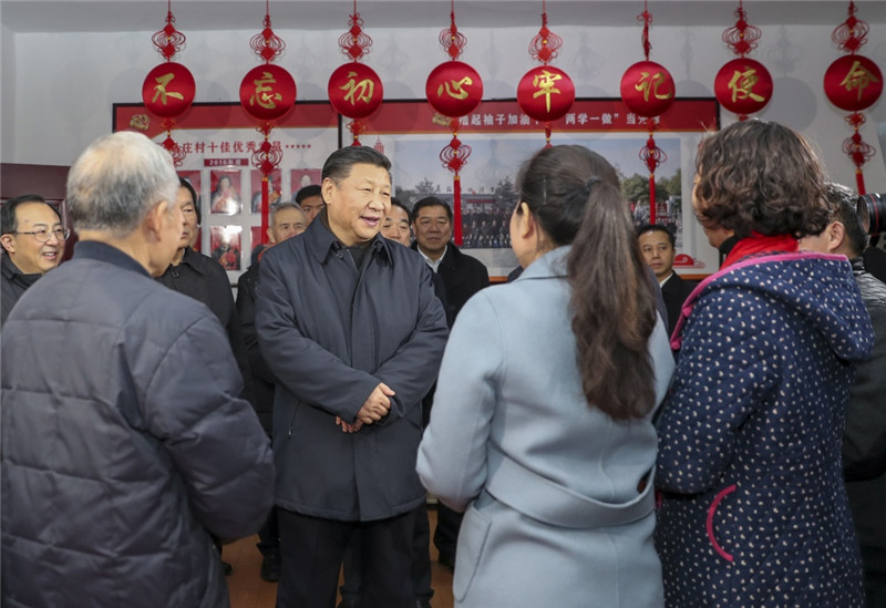 12月12日至13日，中共中央總書記、國(guó)家主席、中央軍委主席習(xí)近平在江蘇徐州市考察。這是12日下午，習(xí)近平在潘安湖街道馬莊村黨員活動(dòng)室與正在學(xué)習(xí)黨的十九大精神的黨員交流。新華社記者 謝環(huán)馳 攝
