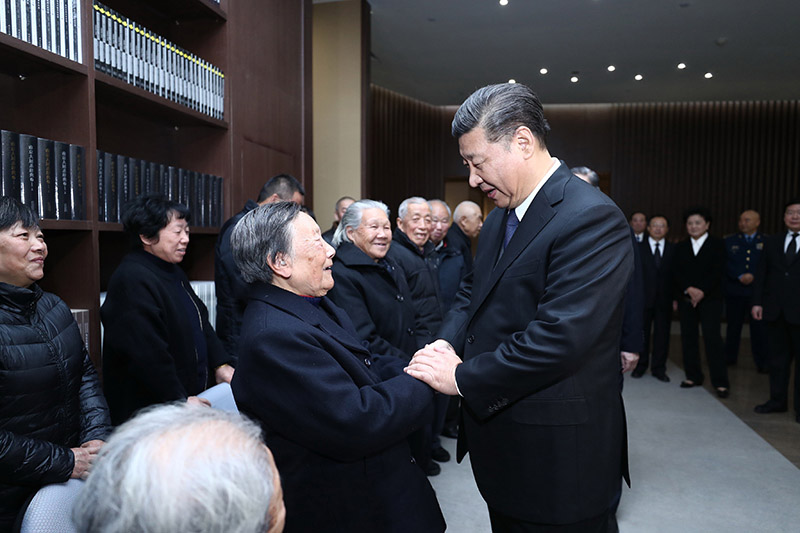 12月13日上午，中共中央、全國人大常委會、國務(wù)院、全國政協(xié)、中央軍委在南京隆重舉行南京大屠殺死難者國家公祭儀式。中共中央總書記、國家主席、中央軍委主席習(xí)近平出席儀式。這是公祭儀式結(jié)束后，習(xí)近平親切會見南京大屠殺幸存者代表和為中國人民抗日戰(zhàn)爭勝利作出貢獻(xiàn)的國際友人親屬代表。新華社記者 鞠鵬 攝