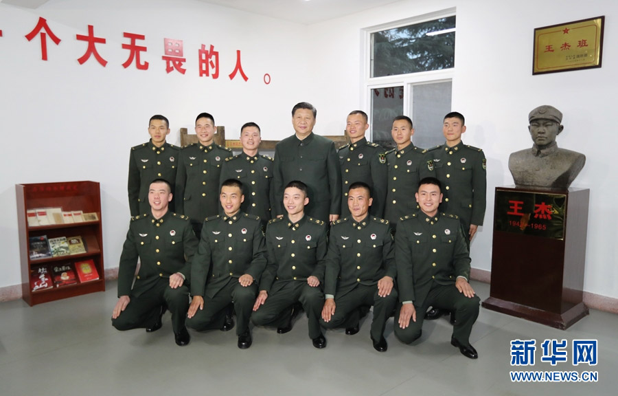 12月13日，中共中央總書記、國(guó)家主席、中央軍委主席習(xí)近平到第71集團(tuán)軍視察。這是習(xí)近平同“王杰班”戰(zhàn)士合影。 新華社記者 李剛 攝