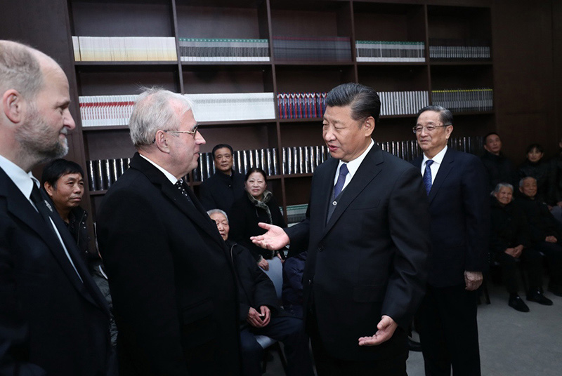 12月13日上午，中共中央、全國人大常委會、國務(wù)院、全國政協(xié)、中央軍委在南京隆重舉行南京大屠殺死難者國家公祭儀式。中共中央總書記、國家主席、中央軍委主席習(xí)近平出席儀式。這是公祭儀式結(jié)束后，習(xí)近平親切會見南京大屠殺幸存者代表和為中國人民抗日戰(zhàn)爭勝利作出貢獻(xiàn)的國際友人親屬代表。新華社記者 鞠鵬 攝