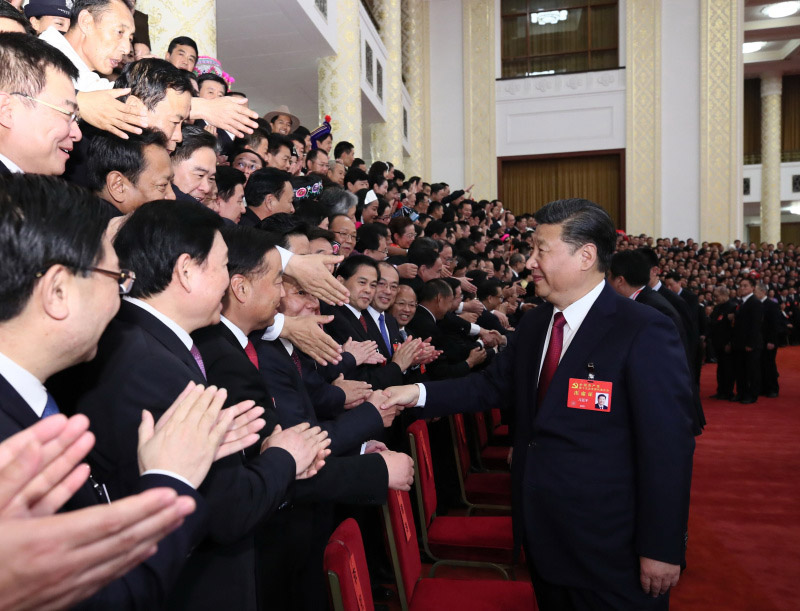 10月25日下午，中央領(lǐng)導(dǎo)同志在北京人民大會(huì)堂同出席黨的十九大代表、特邀代表和列席人員合影留念。這是習(xí)近平同志與代表親切交談。新華社記者 蘭紅光 攝