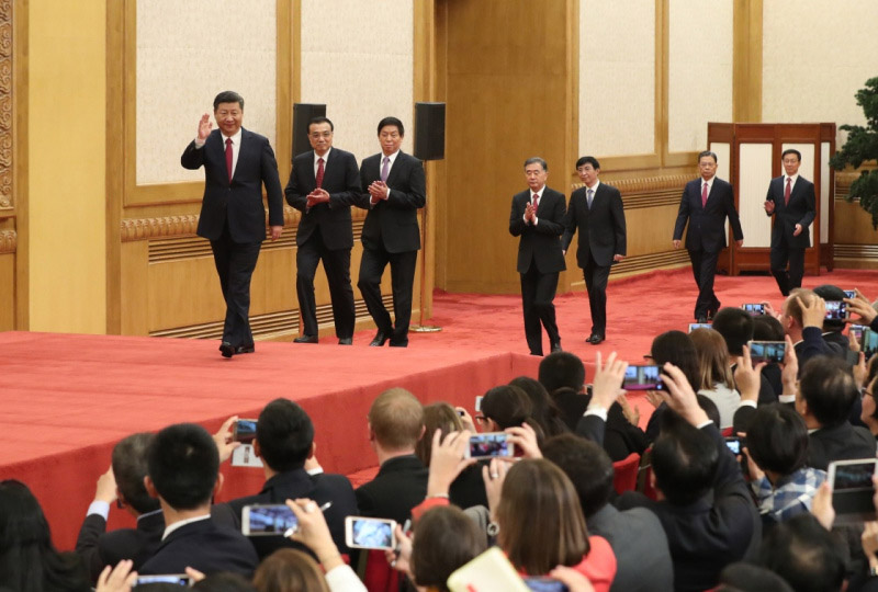 10月25日，剛剛在中國共產(chǎn)黨第十九屆中央委員會第一次全體會議上當(dāng)選的中共中央總書記習(xí)近平和中共中央政治局常委李克強、栗戰(zhàn)書、汪洋、王滬寧、趙樂際、韓正在人民大會堂同採訪十九大的中外記者親切見面。新華社記者 馬佔成 攝