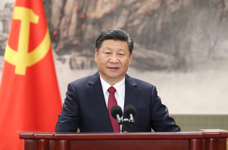 10月25日，剛剛在中國(guó)共產(chǎn)黨第十九屆中央委員會(huì)第一次全體會(huì)議上當(dāng)選的中共中央總書(shū)記習(xí)近平和中共中央政治局常委李克強(qiáng)、栗戰(zhàn)書(shū)、汪洋、王滬寧、趙樂(lè)際、韓正在人民大會(huì)堂同採(cǎi)訪十九大的中外記者親切見(jiàn)面。這是習(xí)近平發(fā)表重要講話。 新華社記者 丁海濤 攝