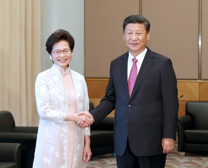 7月1日上午，國家主席習(xí)近平在香港會見剛剛就職的香港特別行政區(qū)行政長官林鄭月娥。 新華社記者 馬佔成 攝
