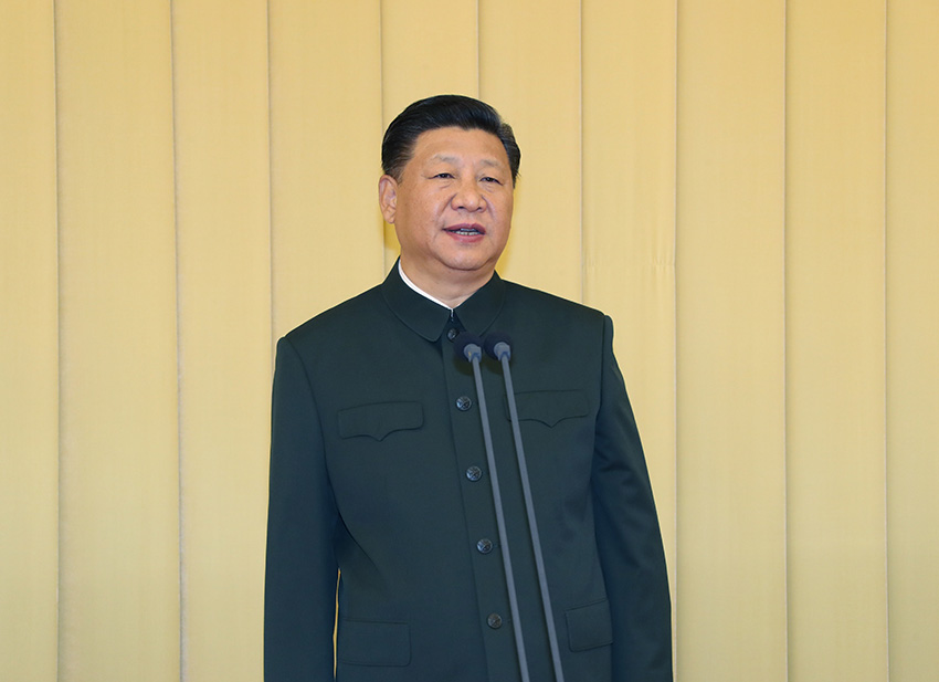 7月19日，新調(diào)整組建的軍事科學(xué)院、國防大學(xué)、國防科技大學(xué)成立大會暨軍隊院校、科研機構(gòu)、訓(xùn)練機構(gòu)主要領(lǐng)導(dǎo)座談會在北京八一大樓舉行。中共中央總書記、國家主席、中央軍委主席習(xí)近平向軍事科學(xué)院、國防大學(xué)、國防科技大學(xué)授軍旗、致訓(xùn)詞。新華社記者 李剛 攝