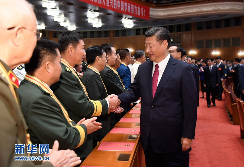 7月28日，慶祝中國人民解放軍建軍90周年文藝晚會(huì)《在黨的旗幟下》在北京人民大會(huì)堂舉行。中共中央總書記、國家主席、中央軍委主席習(xí)近平和李克強(qiáng)、張德江、俞正聲、劉雲(yún)山、王岐山、張高麗等黨和國家領(lǐng)導(dǎo)人，與首都3000多名各界群眾一起觀看演出。演出開始前，習(xí)近平等與老戰(zhàn)士、老同志代表和“八一勛章”獲得者親切握手。新華社記者 李學(xué)仁 攝