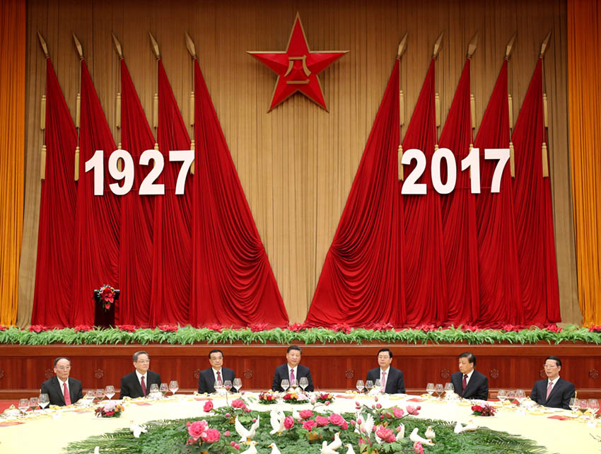7月31日，中華人民共和國國防部在北京人民大會堂舉行盛大招待會，熱烈慶祝中國人民解放軍建軍90周年。中共中央總書記、國家主席、中央軍委主席習(xí)近平和李克強(qiáng)、張德江、俞正聲、劉雲(yún)山、王岐山、張高麗等黨和國家領(lǐng)導(dǎo)人出席招待會。新華社記者 鞠鵬 攝
