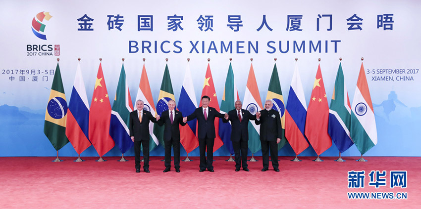 9月4日，金磚國家領(lǐng)導(dǎo)人第九次會晤在廈門國際會議中心舉行。國家主席習(xí)近平主持會晤並發(fā)表題為《深化金磚伙伴關(guān)系 開辟更加光明未來》的重要講話。南非總統(tǒng)祖馬、巴西總統(tǒng)特梅爾、俄羅斯總統(tǒng)普京、印度總理莫迪出席。這是金磚國家領(lǐng)導(dǎo)人集體合影。 新華社記者龐興雷 攝