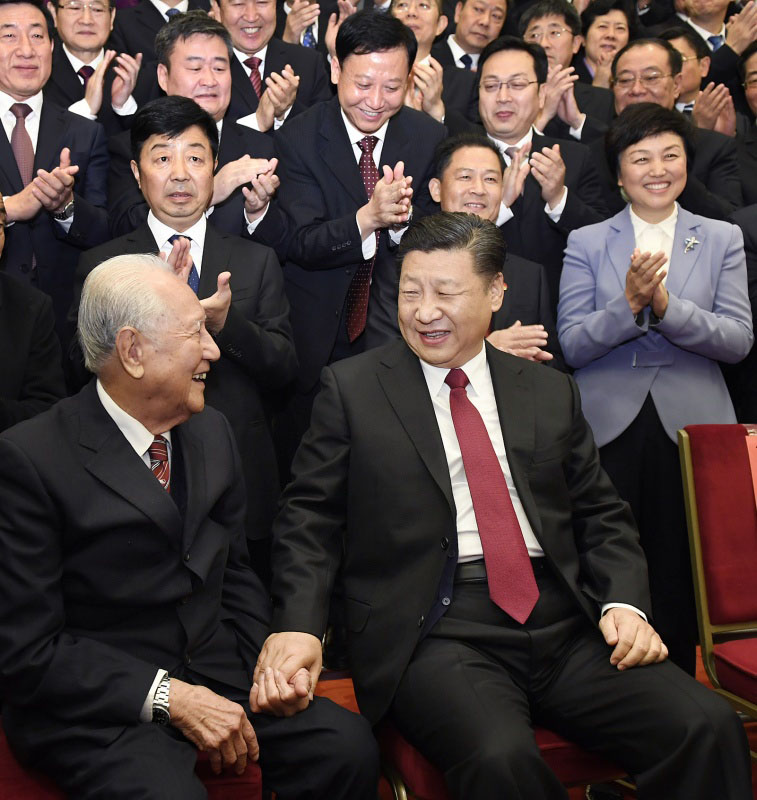 11月17日，全國精神文明建設(shè)表彰大會在北京人民大會堂舉行。會前，習(xí)近平、王滬寧等會見與會代表。這是習(xí)近平邀請黃旭華、黃大發(fā)代表坐在自己身邊合影。新華社記者 李學(xué)仁 攝