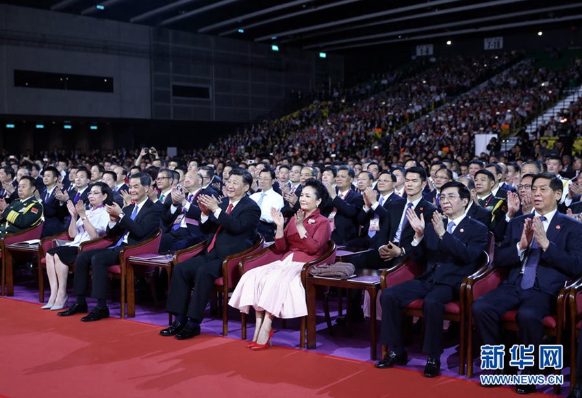 6月30日晚，中共中央總書記、國家主席、中央軍委主席習近平在香港會展中心觀看《心連心·創(chuàng)未來》慶祝香港回歸祖國20周年文藝晚會。新華社記者 鞠鵬 攝