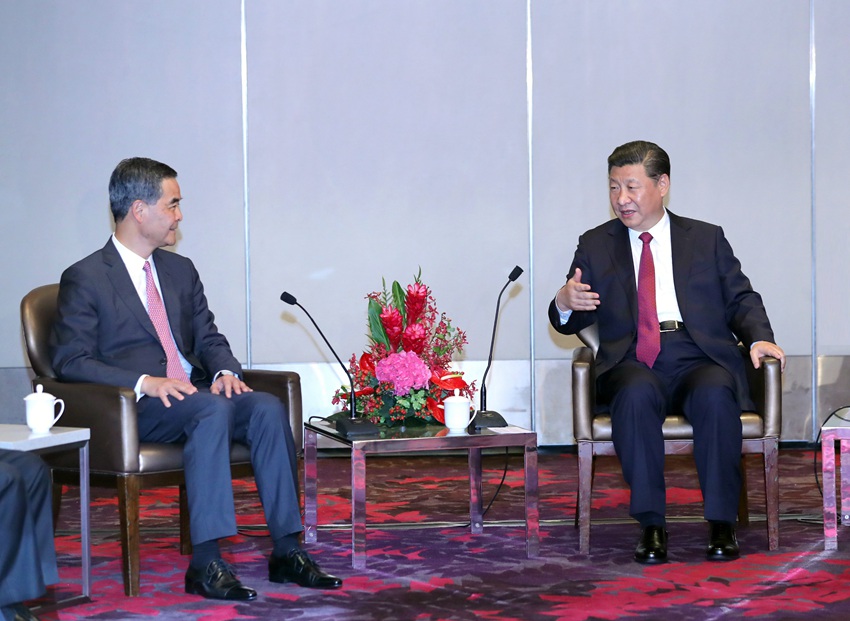 6月29日中午，國家主席習近平在香港會見香港特別行政區(qū)行政長官梁振英。新華社記者 鞠鵬 攝
