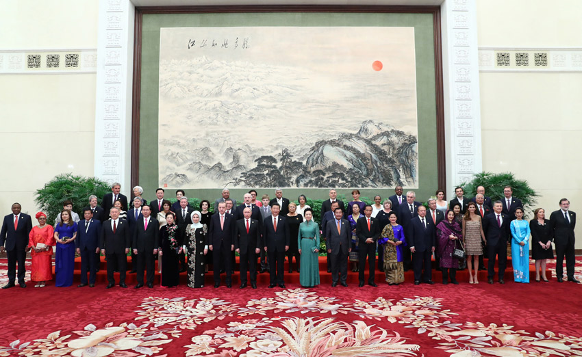 5月14日，國家主席習(xí)近平在北京人民大會堂舉行宴會，歡迎出席“一帶一路”國際合作高峰論壇的外方代表團(tuán)團(tuán)長及嘉賓。這是習(xí)近平和夫人彭麗媛同外方代表團(tuán)團(tuán)長及配偶集體合影留念。新華社記者 謝環(huán)馳 攝