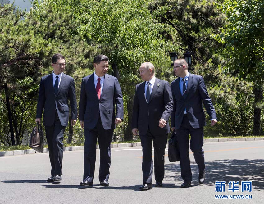 5月14日，國家主席習(xí)近平在北京釣魚臺國賓館會見來華出席“一帶一路”國際合作高峰論壇的俄羅斯總統(tǒng)普京。會見后，習(xí)近平同普京在釣魚臺國賓館散步。新華社記者 李濤 攝