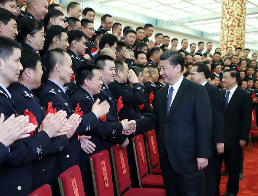 5月19日，全國(guó)公安系統(tǒng)英雄模范立功集體表彰大會(huì)在北京人民大會(huì)堂舉行。會(huì)前，習(xí)近平、李克強(qiáng)、劉雲(yún)山等會(huì)見與會(huì)代表。 新華社記者鞠鵬攝