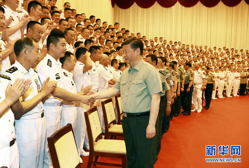 5月24日，中共中央總書記、國家主席、中央軍委主席習近平視察海軍機關，親切接見海軍第十二次黨代會全體代表和海軍機關正師職以上領導干部。這是習近平同大家親切握手。新華社記者 查春明 攝