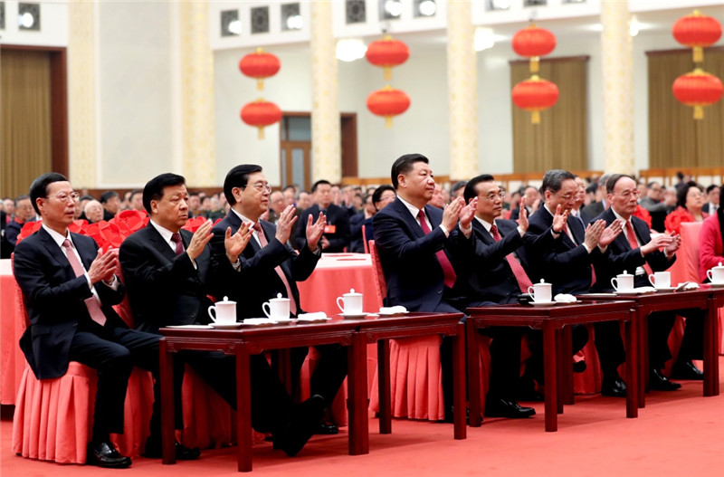 1月26日，中共中央、國(guó)務(wù)院在北京人民大會(huì)堂舉行2017年春節(jié)團(tuán)拜會(huì)。黨和國(guó)家領(lǐng)導(dǎo)人習(xí)近平、李克強(qiáng)、張德江、俞正聲、劉雲(yún)山、王岐山、張高麗等同首都各界人士歡聚一堂，共迎新春。新華社記者 鞠鵬 攝