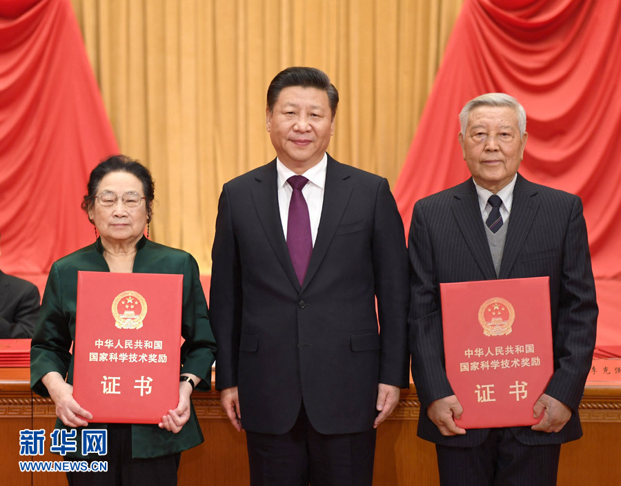 1月9日，2016年度國(guó)家科學(xué)技術(shù)獎(jiǎng)勵(lì)大會(huì)在北京人民大會(huì)堂隆重舉行。中共中央總書(shū)記、國(guó)家主席、中央軍委主席習(xí)近平向獲得2016年度國(guó)家最高科學(xué)技術(shù)獎(jiǎng)的中國(guó)科學(xué)院物理研究所趙忠賢院士（右）和中國(guó)中醫(yī)科學(xué)院屠呦呦研究員（左）頒獎(jiǎng)。新華社記者 李學(xué)仁 攝