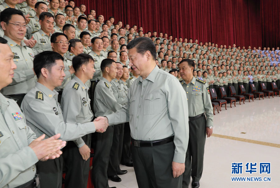 4月21日，中共中央總書記、國家主席、中央軍委主席習近平視察南部戰(zhàn)區(qū)陸軍機關。這是習近平親切接見駐廣西部隊師以上領導干部、駐南寧部隊團級單位主官和南部戰(zhàn)區(qū)陸軍機關正團職干部。新華社記者 李 剛攝