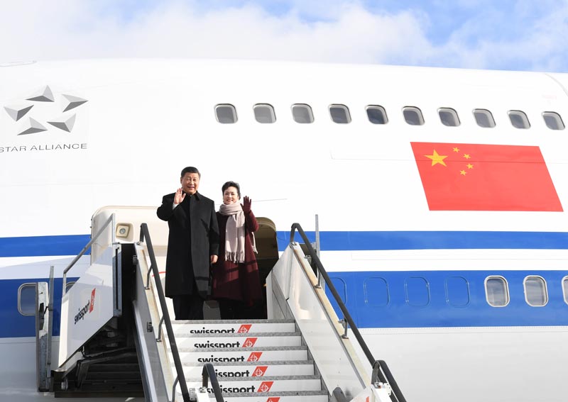1月15日，國家主席習(xí)近平乘專機抵達(dá)蘇黎世，開始對瑞士聯(lián)邦進(jìn)行國事訪問。 這是習(xí)近平和夫人彭麗媛步出艙門。 新華社記者 饒愛民 攝