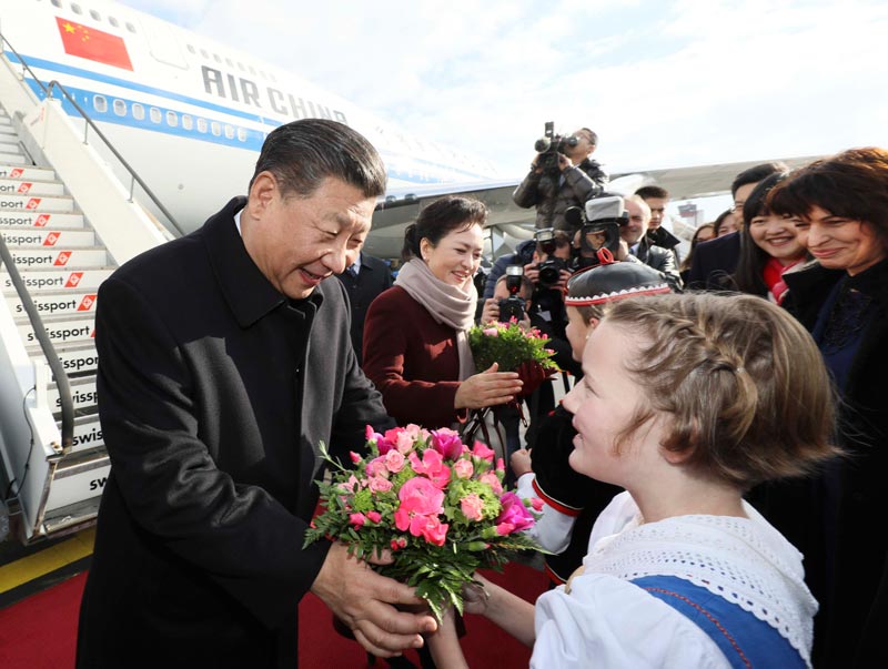 1月15日，國家主席習近平乘專機抵達蘇黎世，開始對瑞士聯(lián)邦進行國事訪問。 這是當?shù)貎和蛄暯胶头蛉伺睇愭芦I上鮮花。 新華社記者蘭紅光 攝