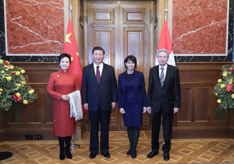 1月15日，國家主席習(xí)近平在伯爾尼出席瑞士聯(lián)邦委員會全體委員集體舉行的迎接儀式並致辭。這是瑞士聯(lián)邦主席洛伊特哈德夫婦在聯(lián)邦大廈迎接習(xí)近平和夫人彭麗媛。 新華社記者 蘭紅光 攝