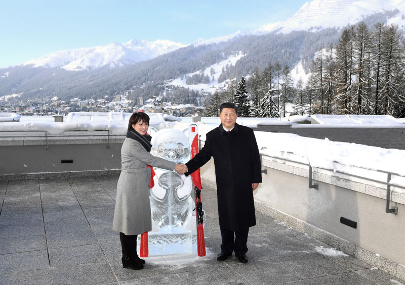 1月17日，國家主席習(xí)近平同瑞士聯(lián)邦主席洛伊特哈德在達沃斯共同啟動中瑞旅游年。兩國元首在熊貓冰雕像和印有中瑞兩國國旗及“中瑞旅游年”字樣的滑雪板旁合影留念。新華社記者 丁林 攝