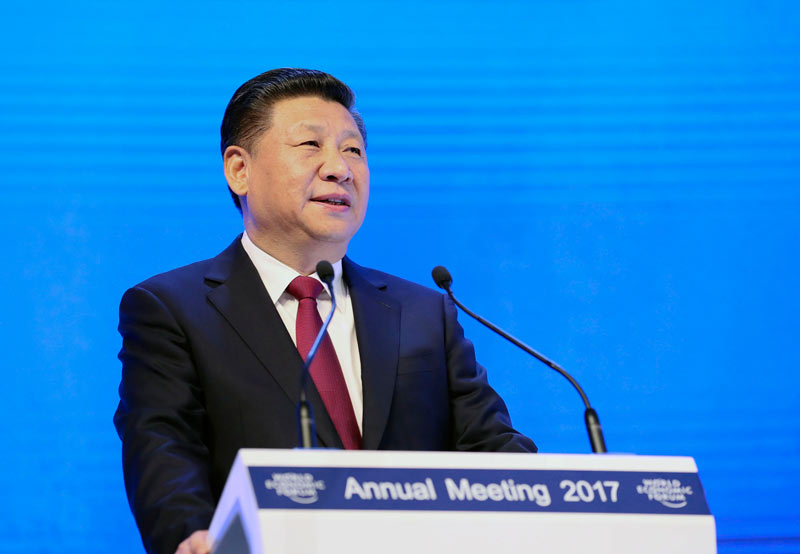 1月17日，國家主席習(xí)近平在瑞士達(dá)沃斯國際會(huì)議中心出席世界經(jīng)濟(jì)論壇2017年年會(huì)開幕式，並發(fā)表題為《共擔(dān)時(shí)代責(zé)任共促全球發(fā)展》的主旨演講。 新華社記者 蘭紅光 攝
