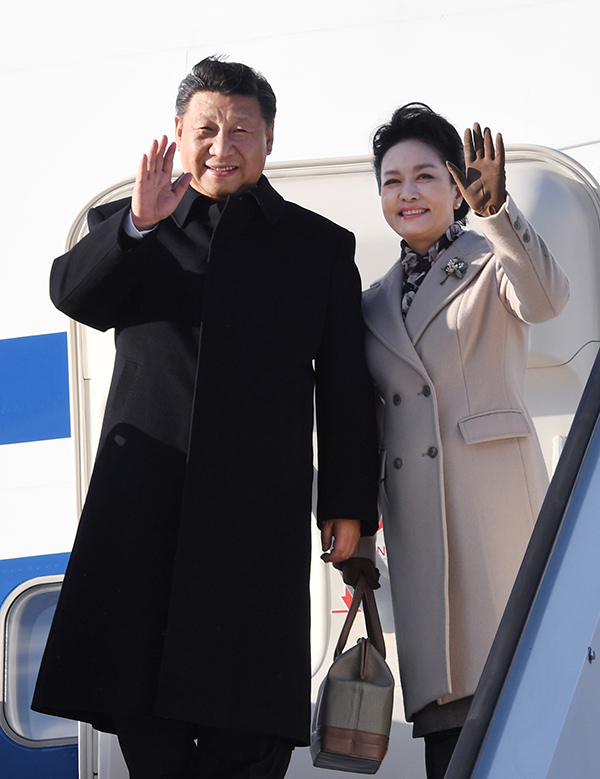 4月4日，國(guó)家主席習(xí)近平乘專機(jī)抵達(dá)赫爾辛基，開始對(duì)芬蘭共和國(guó)進(jìn)行國(guó)事訪問。這是習(xí)近平和夫人彭麗媛步出艙門。 新華社記者 饒愛民 攝