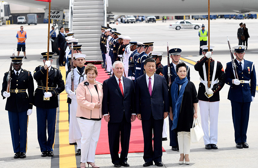 4月6日，國家主席習(xí)近平乘專機(jī)抵達(dá)美國佛羅裡達(dá)州，將在海湖莊園同美國總統(tǒng)特朗普舉行中美元首會(huì)晤。習(xí)近平和夫人彭麗媛受到美國國務(wù)卿蒂勒森夫婦等熱情迎接。新華社記者 吳曉凌 攝