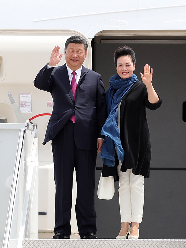 4月6日，國家主席習近平乘專機抵達美國佛羅裡達州，將在海湖莊園同美國總統(tǒng)特朗普舉行中美元首會晤。這是習近平和夫人彭麗媛步出機艙。新華社記者 劉衛(wèi)兵 攝