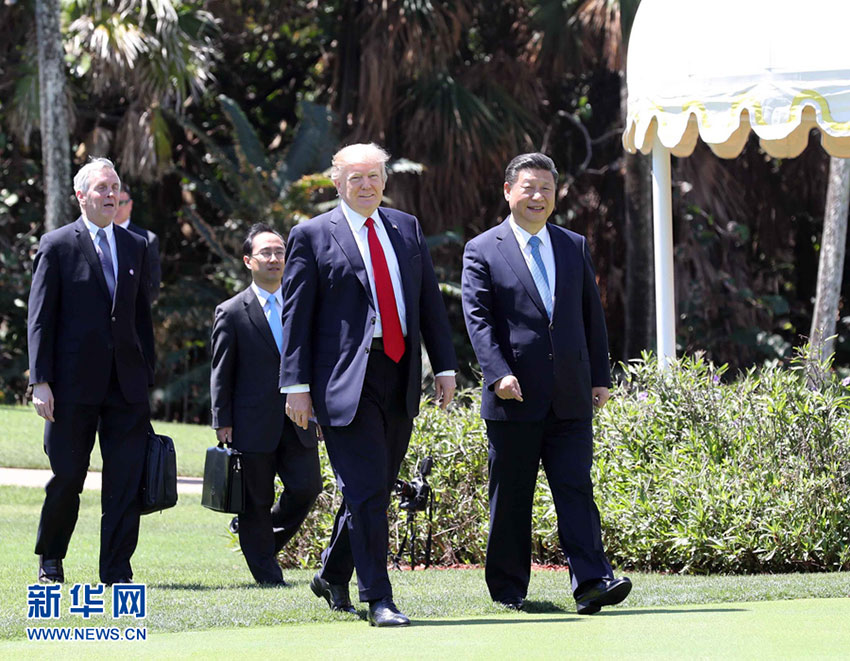當(dāng)?shù)貢r(shí)間4月7日，國家主席習(xí)近平在美國佛羅裡達(dá)州海湖莊園同美國總統(tǒng)特朗普舉行中美元首第二場正式會(huì)晤。會(huì)晤后，習(xí)近平同特朗普到秀麗宜人的海湖莊園中散步，在輕鬆友好的氣氛中繼續(xù)就兩國友好合作進(jìn)行討論。新華社記者 劉衛(wèi)兵 攝