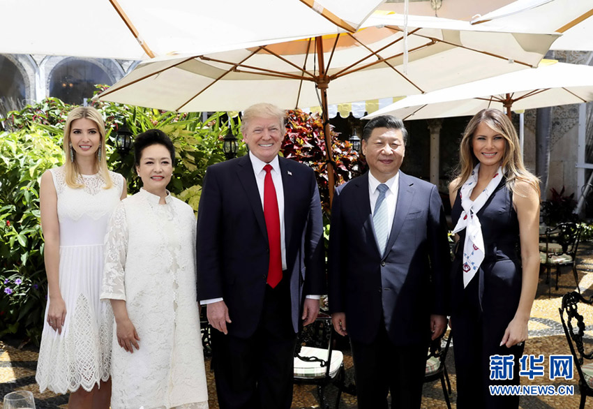 當(dāng)?shù)貢r(shí)間4月7日，國家主席習(xí)近平在美國佛羅裡達(dá)州海湖莊園同美國總統(tǒng)特朗普舉行中美元首第二場(chǎng)正式會(huì)晤。這是習(xí)近平和夫人彭麗媛同特朗普和夫人梅拉尼婭、女兒伊萬卡在莊園內(nèi)合影。新華社記者 蘭紅光 攝