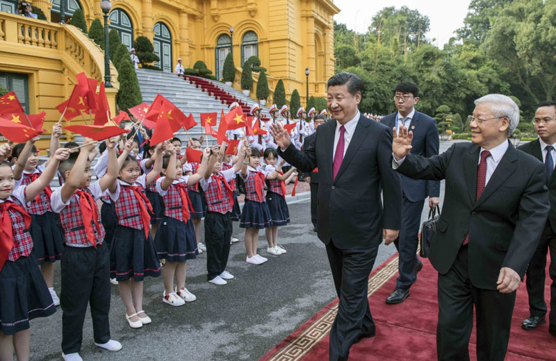 11月12日，中共中央總書記、國家主席習(xí)近平在河內(nèi)越共中央駐地同越共中央總書記阮富仲舉行會談。這是會談前，阮富仲在主席府廣場為習(xí)近平舉行盛大歡迎儀式。 新華社記者 李濤 攝