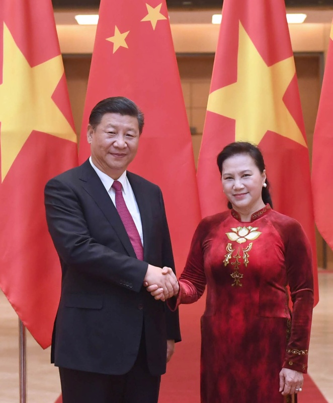 11月12日，中共中央總書記、國(guó)家主席習(xí)近平在河內(nèi)會(huì)見越南國(guó)會(huì)主席阮氏金銀。 新華社記者 張鐸 攝