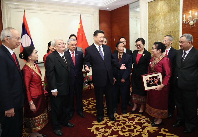 11月14日，中共中央總書記、國家主席習近平在萬象下榻飯店會見老撾奔舍那家族友人。 新華社記者 蘭紅光 攝