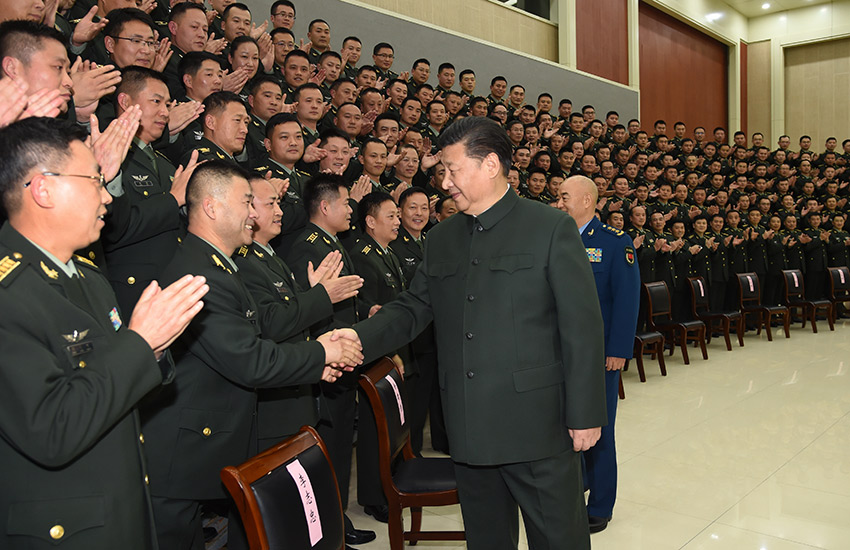 12月13日，中共中央總書記、國家主席、中央軍委主席習(xí)近平到第71集團(tuán)軍視察。這是習(xí)近平親切接見集團(tuán)軍機(jī)關(guān)全體干部和所屬部隊(duì)團(tuán)以上干部。新華社記者 李剛 攝