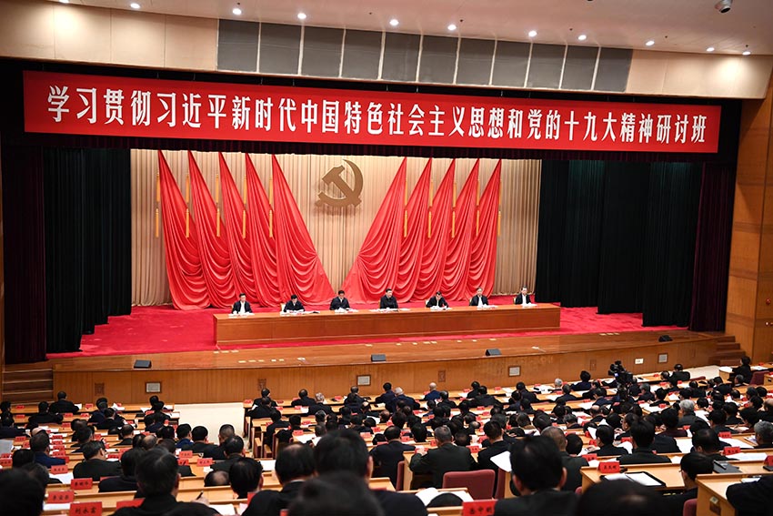 1月5日，新進中央委員會的委員、候補委員和省部級主要領(lǐng)導(dǎo)干部學習貫徹習近平新時代中國特色社會主義思想和黨的十九大精神研討班在中央黨校開班。中共中央總書記、國家主席、中央軍委主席習近平在開班式上發(fā)表重要講話。新華社記者 張鐸 攝