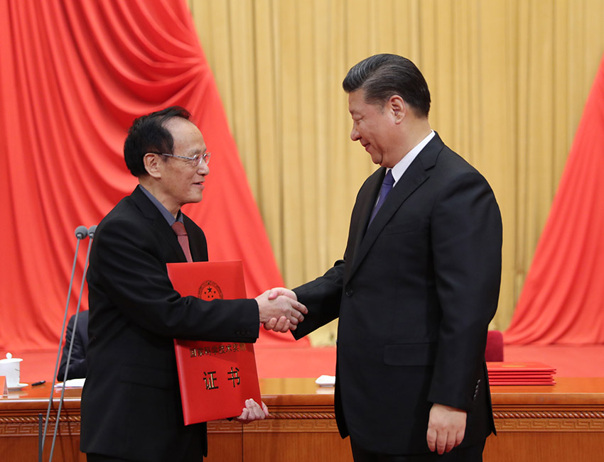 1月8日，國家科學技術(shù)獎勵大會在北京人民大會堂隆重舉行。中共中央總書記、國家主席、中央軍委主席習近平向獲得2017年度國家最高科學技術(shù)獎的南京理工大學王澤山院士頒發(fā)獎勵証書。新華社記者 鞠鵬 攝